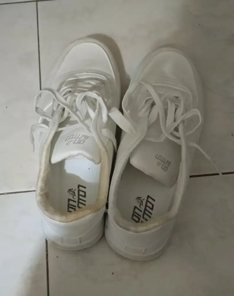 Sepatu kets putih