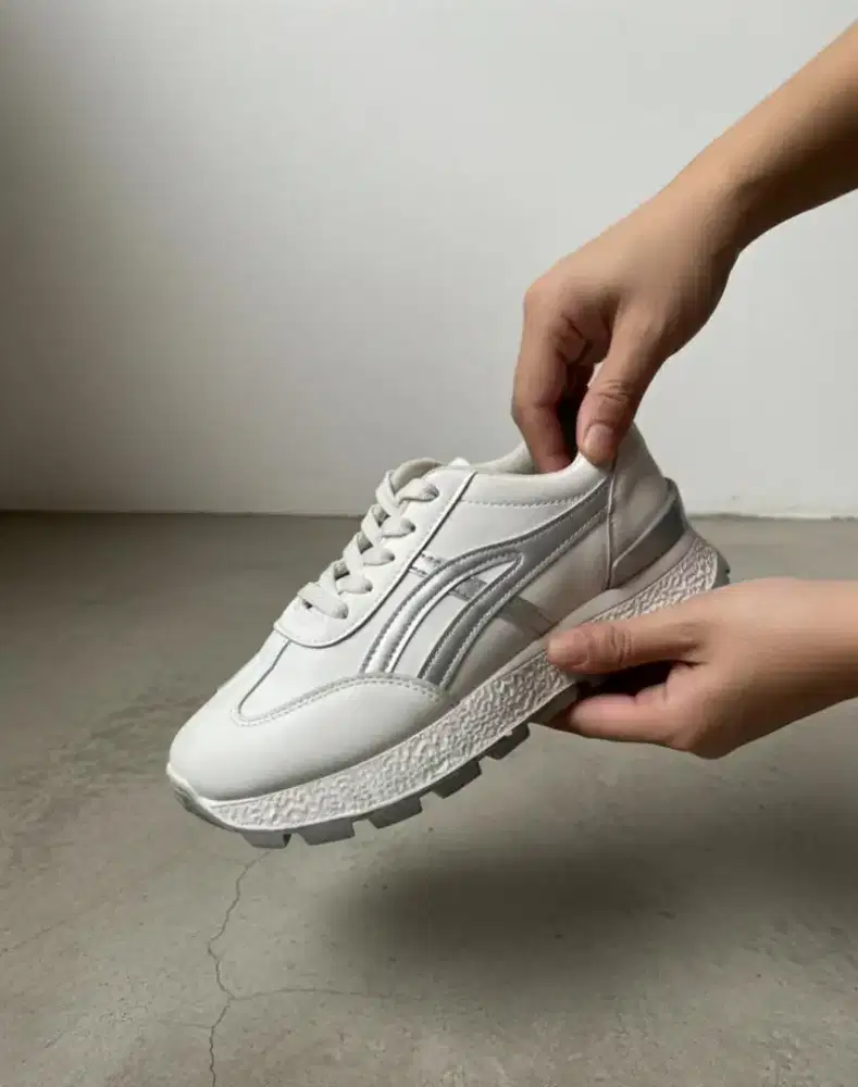 Sepatu Sneakers Wanita Putih Preloved Casual / Olahraga Santai