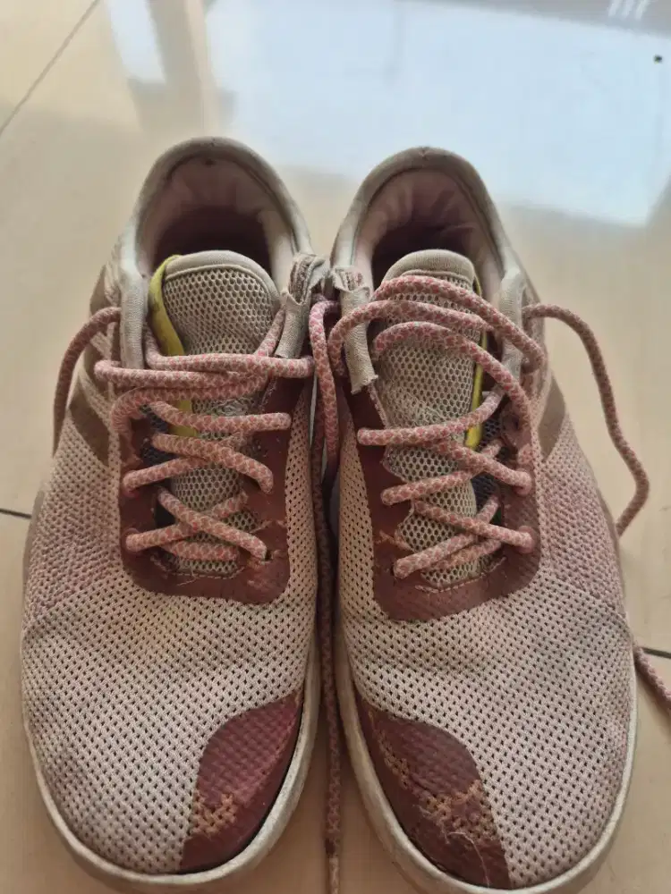 Sepatu Adidas warna pink