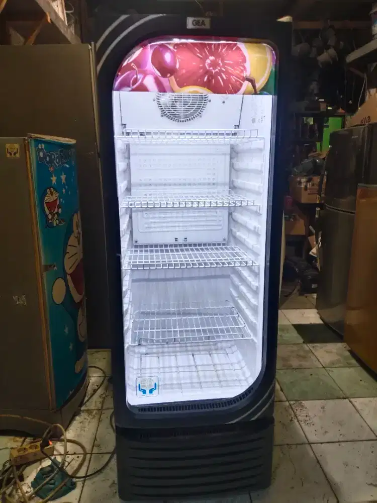 Showcase gea oval kondisi bagus normal dingin siap pakai