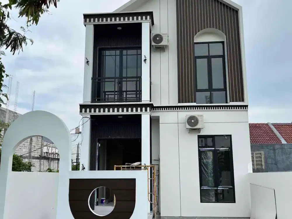 rumah mewah baru 2lt 900jt an Medokan Sby