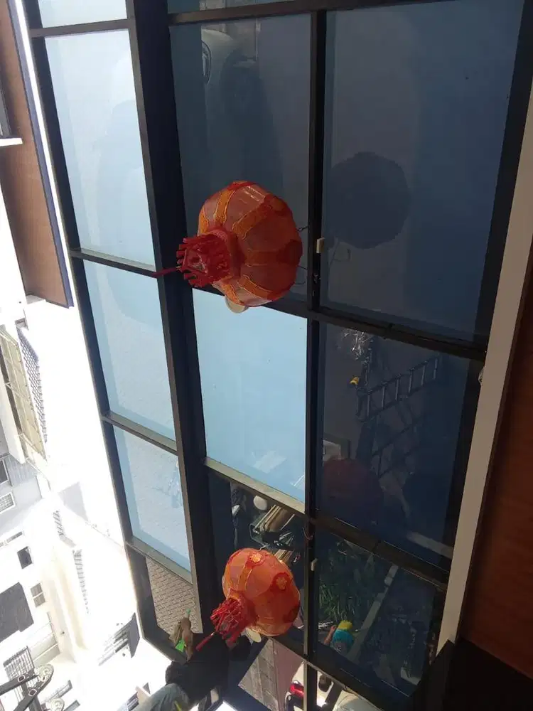 Pemasangan stiker kaca film rumah