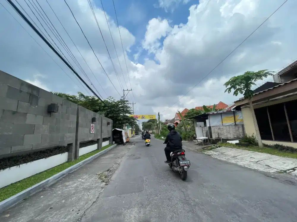 200mtr Ringroad Utara Jogja dekat al azhar utara UGM tanah pogung jakal km 6