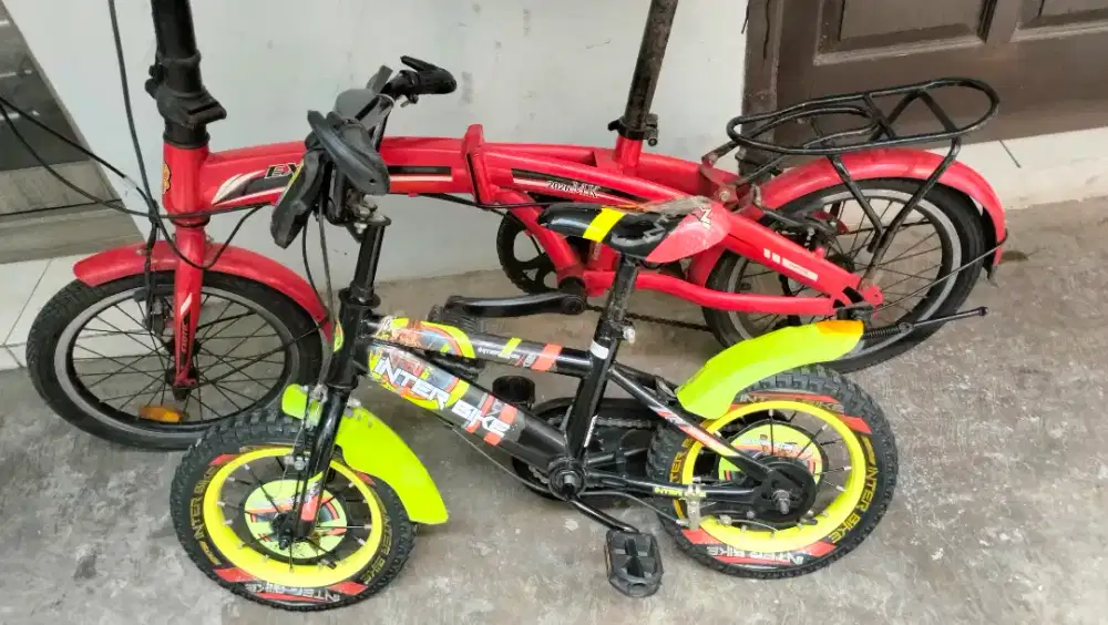 Dua unit sepeda
