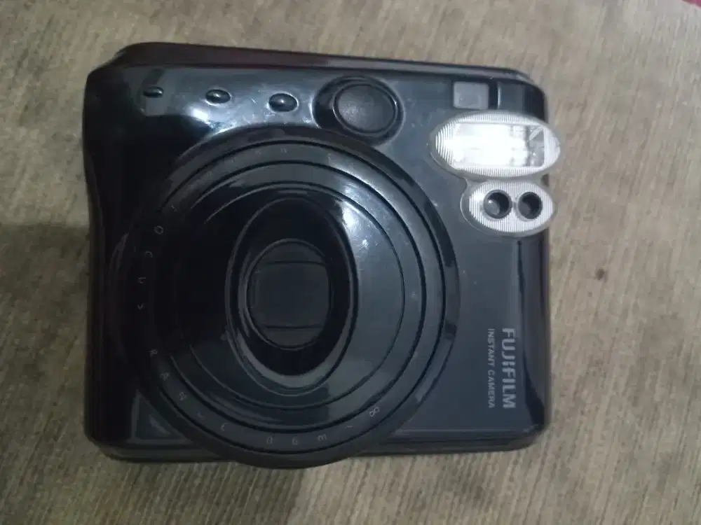 Kamera polaroid Fuji instax mini 50s hitam bekas.