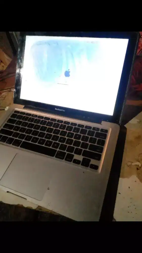 Jual laptop macbook pro a1278 masih hidup kondisi seperti difoto