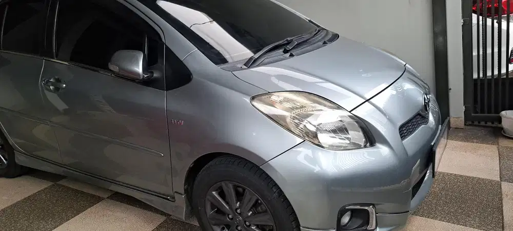 Toyota Yaris S Limited 2012