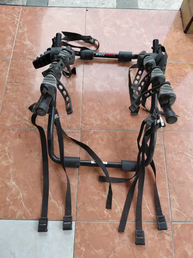 Rak sepeda buzzrack. Gantungan sepeda di mobil.