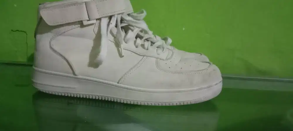 Sepatu Putih sepasang