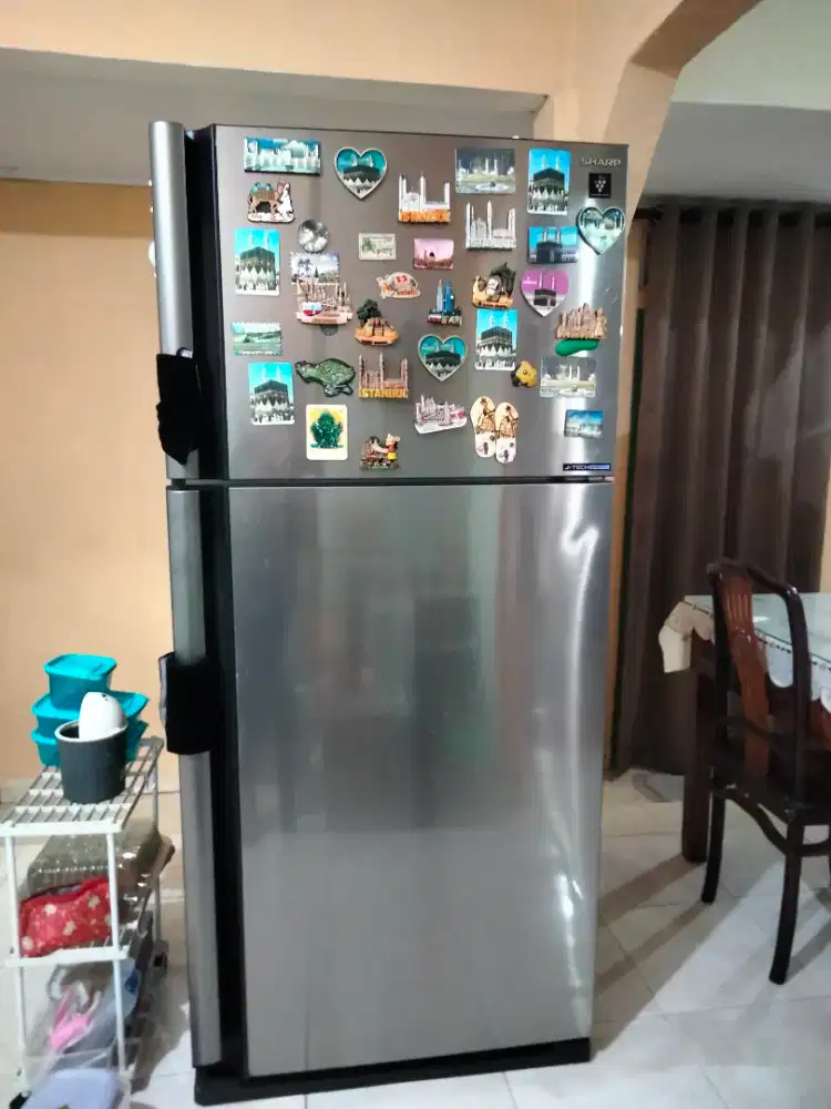Dijual kulkas Sharp 2 pintu ( bekas pakaian sendiri )