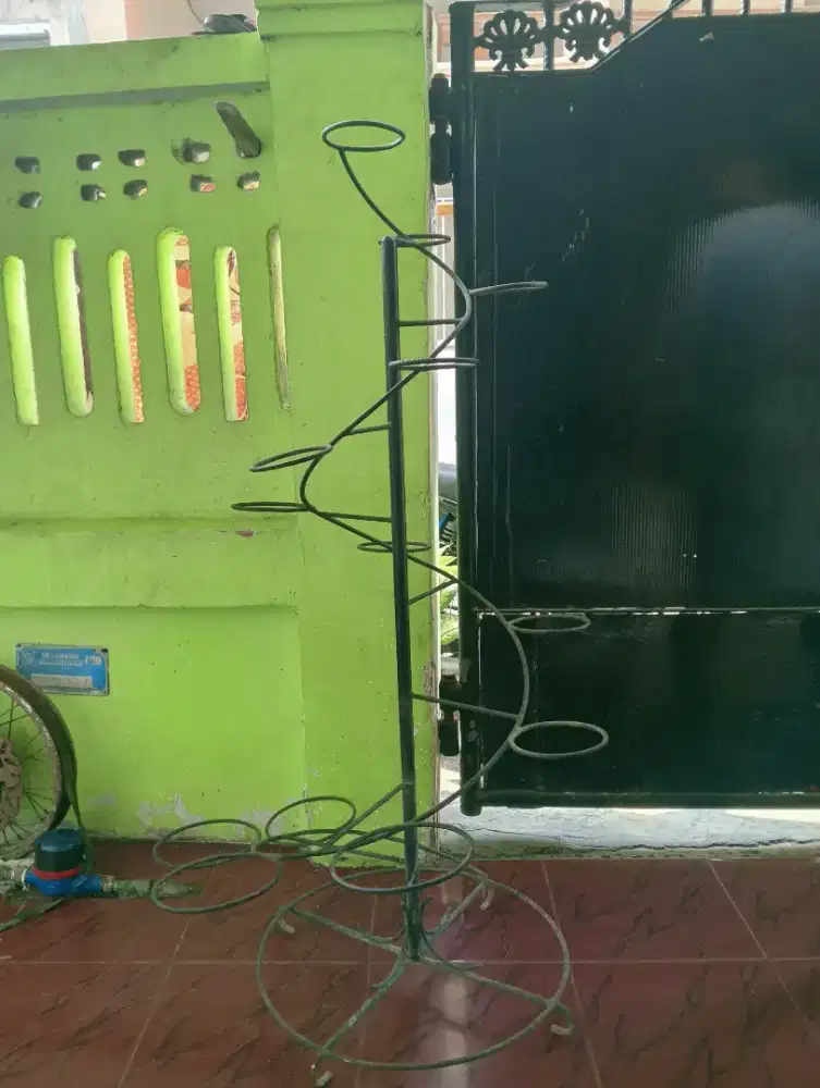 Tempat pot bunga bekas