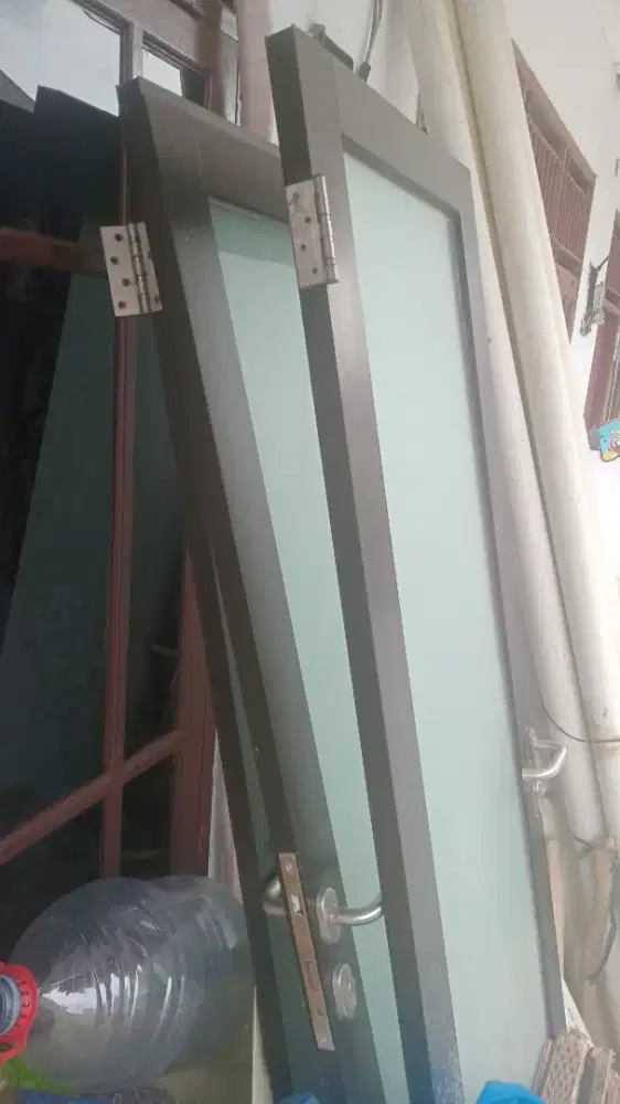 Pintu kaca almunium