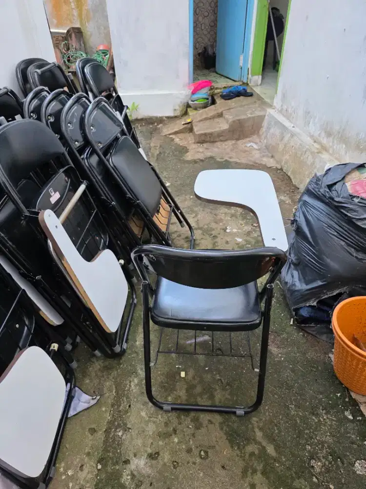 Kursi chitos menjual dan membeli