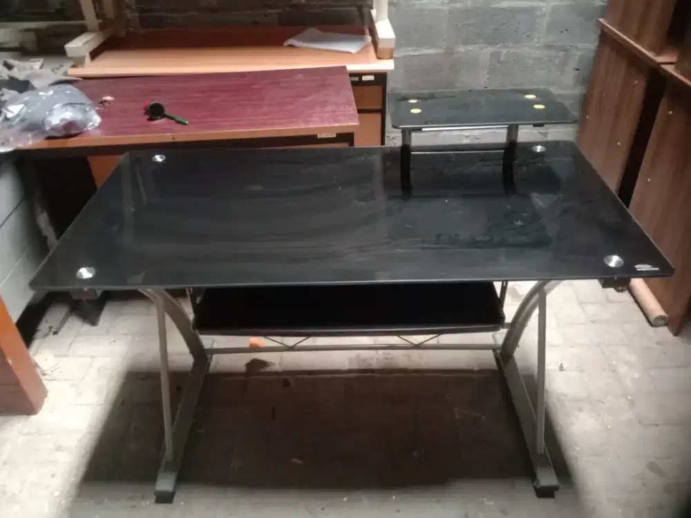 Meja kantor kaki besi,meja minimalis