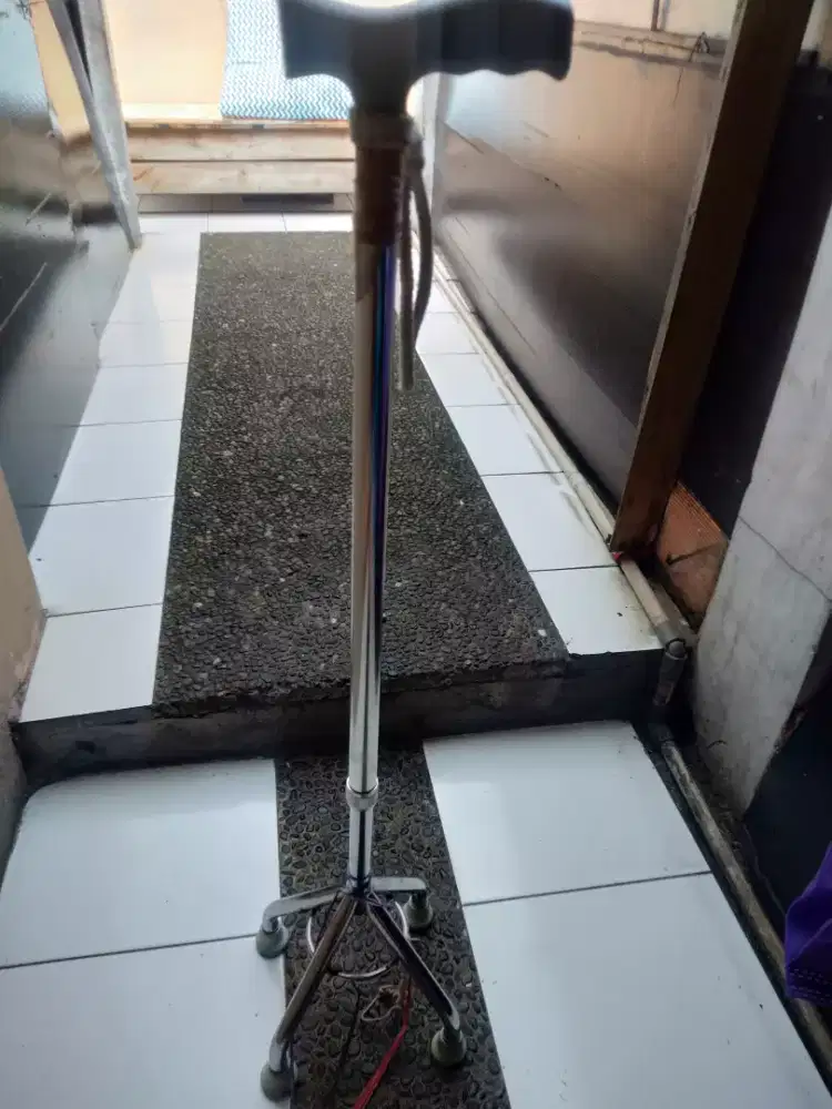 Tongkat 4 kaki avico