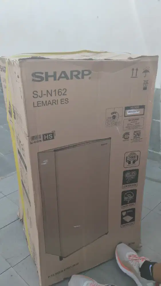 Lemari es sharp