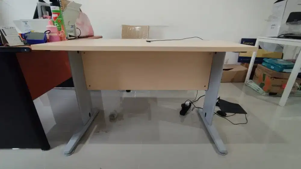 Meja kantor tanpa laci indachi