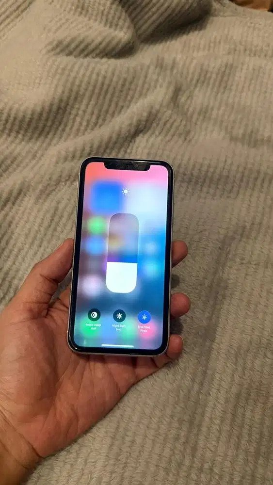 Dijual Iphone Xr White 128GB Terdaftar Hp charger