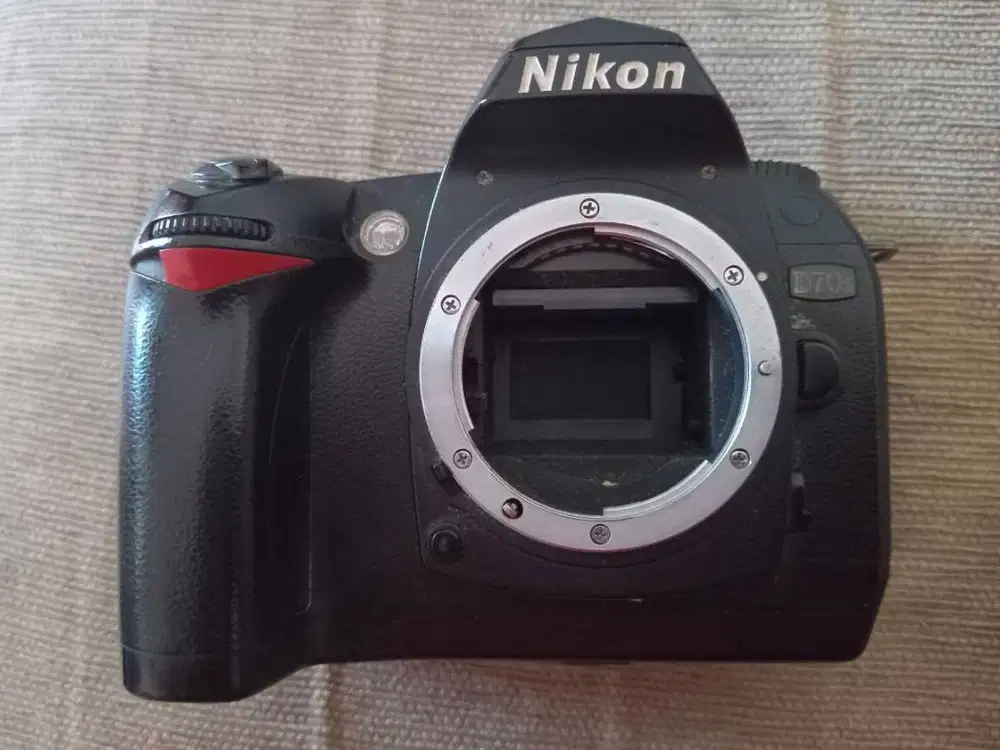 Bodi Kamera DSLR Nikon D70s Bekas.