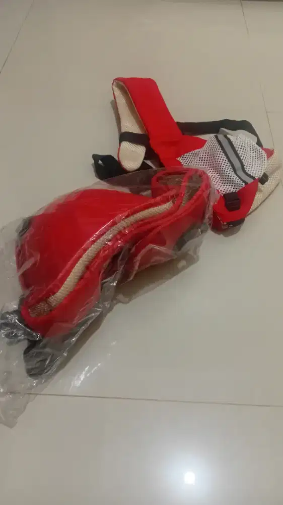 Gendongan bayi warna merah