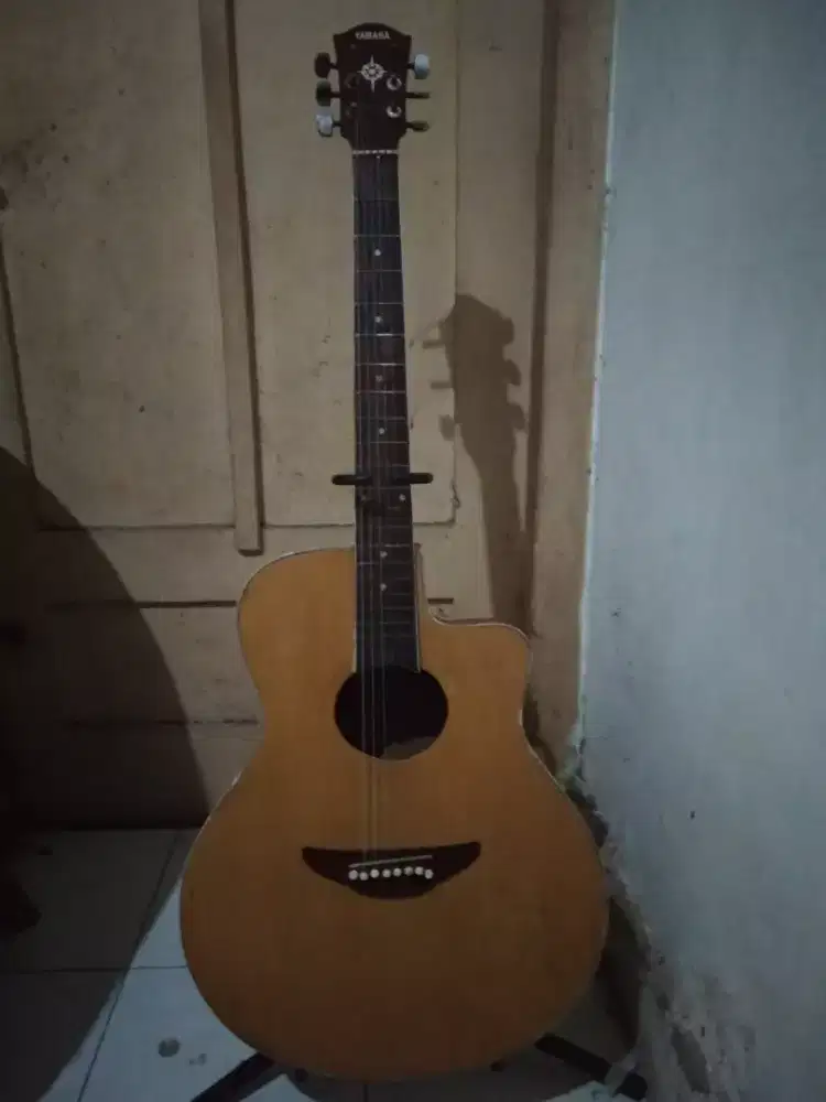 Gitar akustik Yamaha