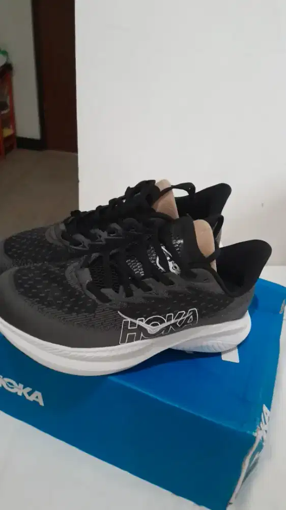 HOKA RUNING BLACK 41