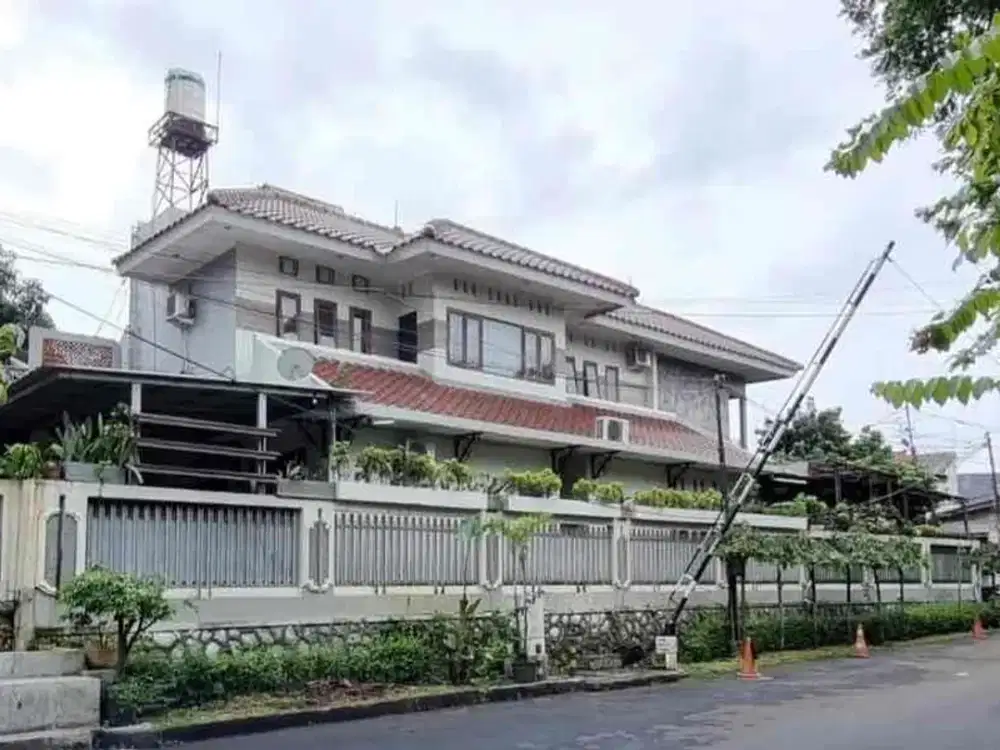 Di Jual Rumah Halaman Luas Dekat KRL dan Mall Bintaro
