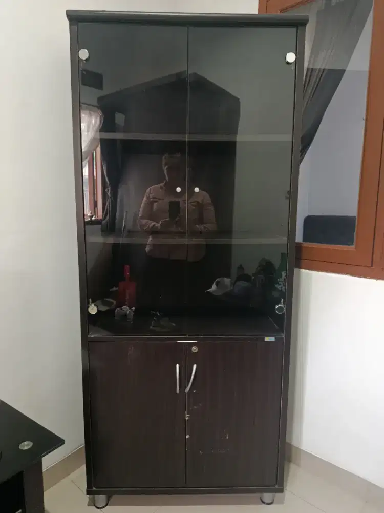 Lemari kaca pajangan masih bagus