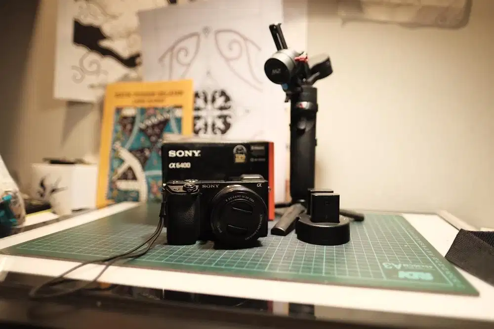 Kamera sony a6400 lensa kit Baterai 2 Ori, bonus Gimbal zhiyun M2
