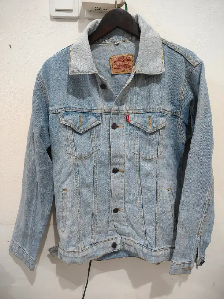 jaket denim levis size m fit l