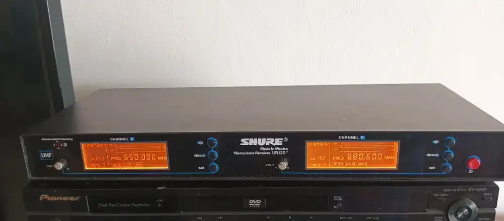 PENERIMA MIKROFON NIRKABEL SHURE UR12D