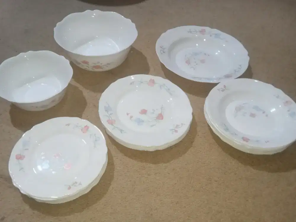 Arcopal sweet pea France Dinner set vintage