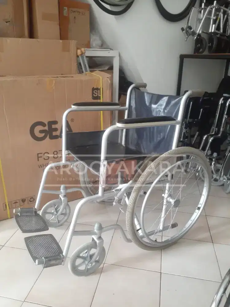 Kursi roda standart bekas