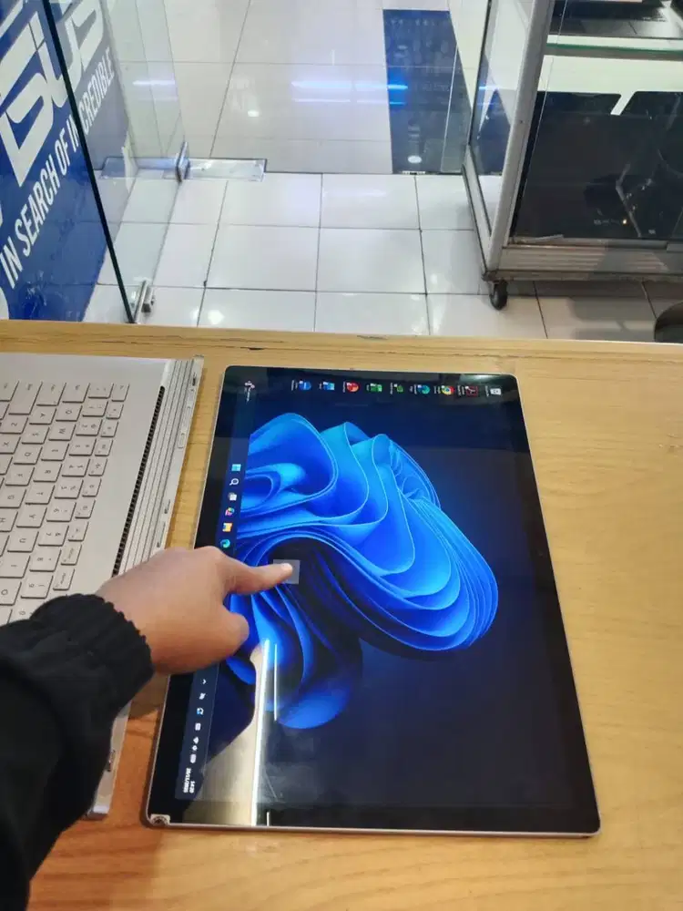 BISA DI JADIKAN TABLET LAPTOP MICROSOFT SURFACE BOOK 2 CORE i7 GEN 8