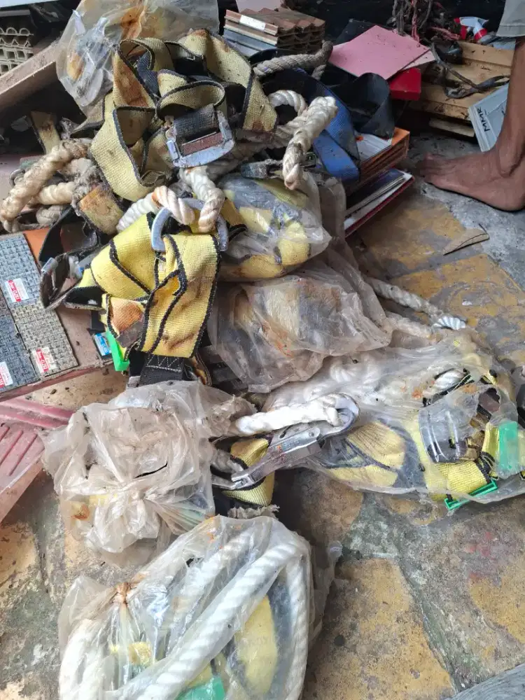 11 safty body harnes.hanya plastik yg rusak ada 11 unit/ 12 unit