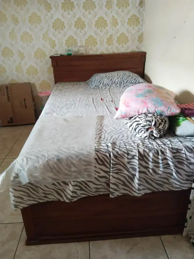 Di jual tempat tidur..kayu jati asli
