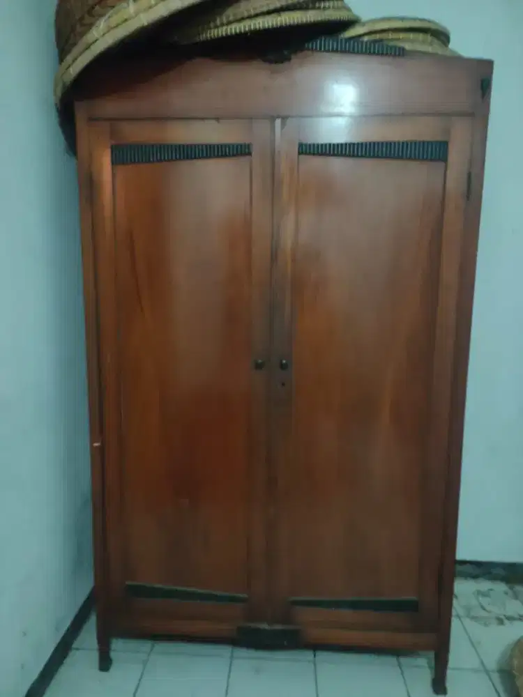 Lemari Antik Kayu Jati