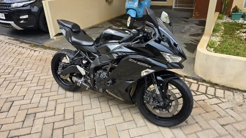 Kawasaki ZX25R Hitam Non ABS