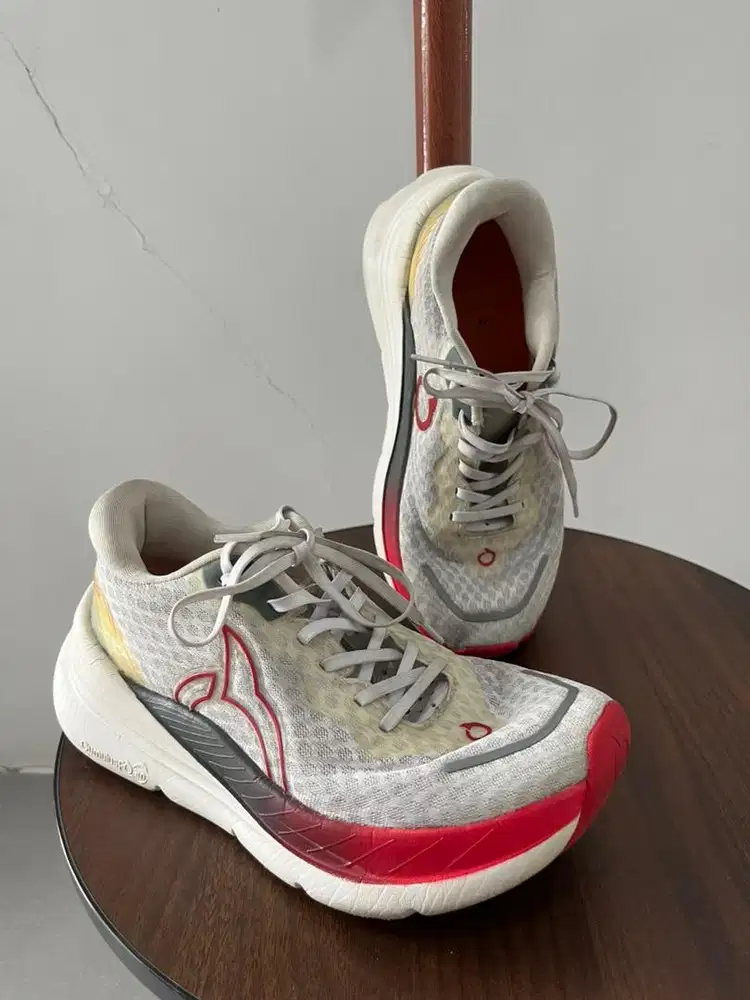 Sepatu running wanita women ortuseight us5.5 white