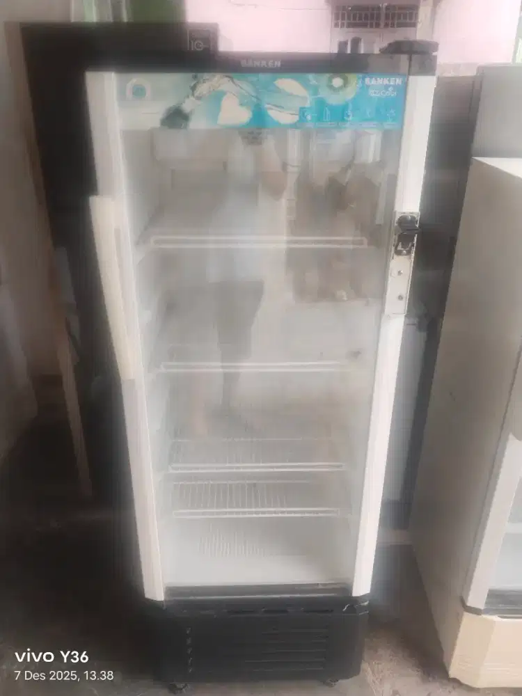 Di jual cepat showcase merk sanken orisinil