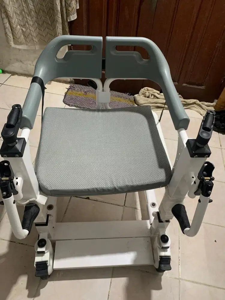 Kursi roda transfer lansia