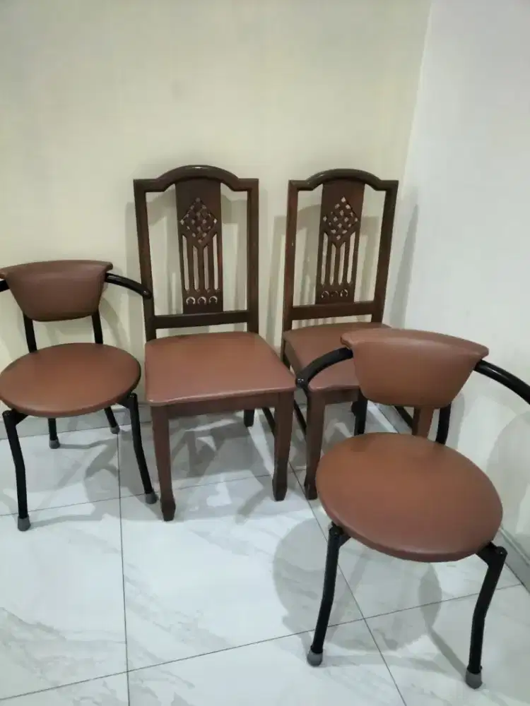 Kursi makan kayu dan besi