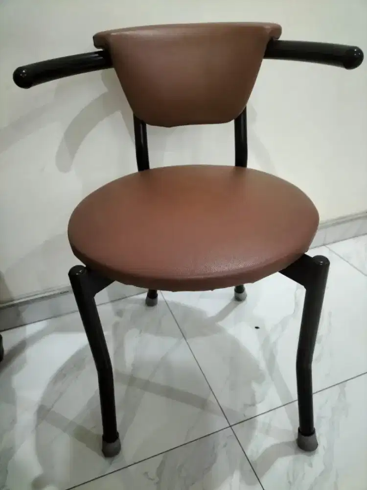 Kursi makan gagang besi