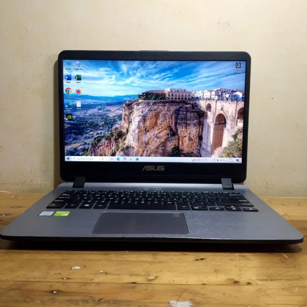 Laptop editing Asus core i5 gen 8 Ram 4 GB SSD 256 GB Dobel VGA
