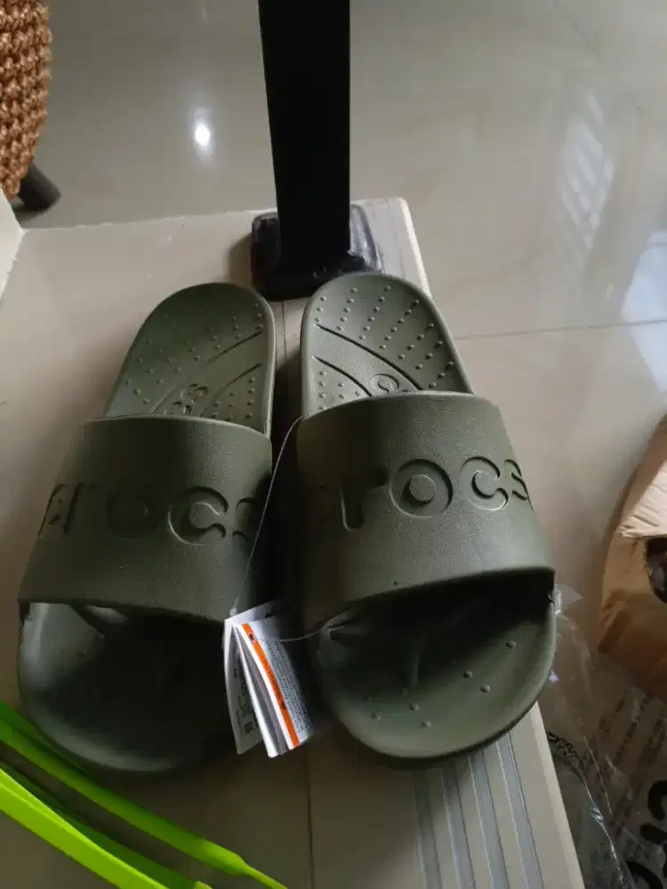 Sandal crocs warna hijau armi