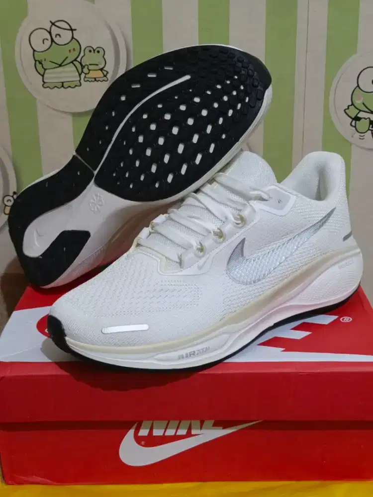 Sepatu Nike Air Zoom Pegasus 41 Road Running Shoes in a white colorway