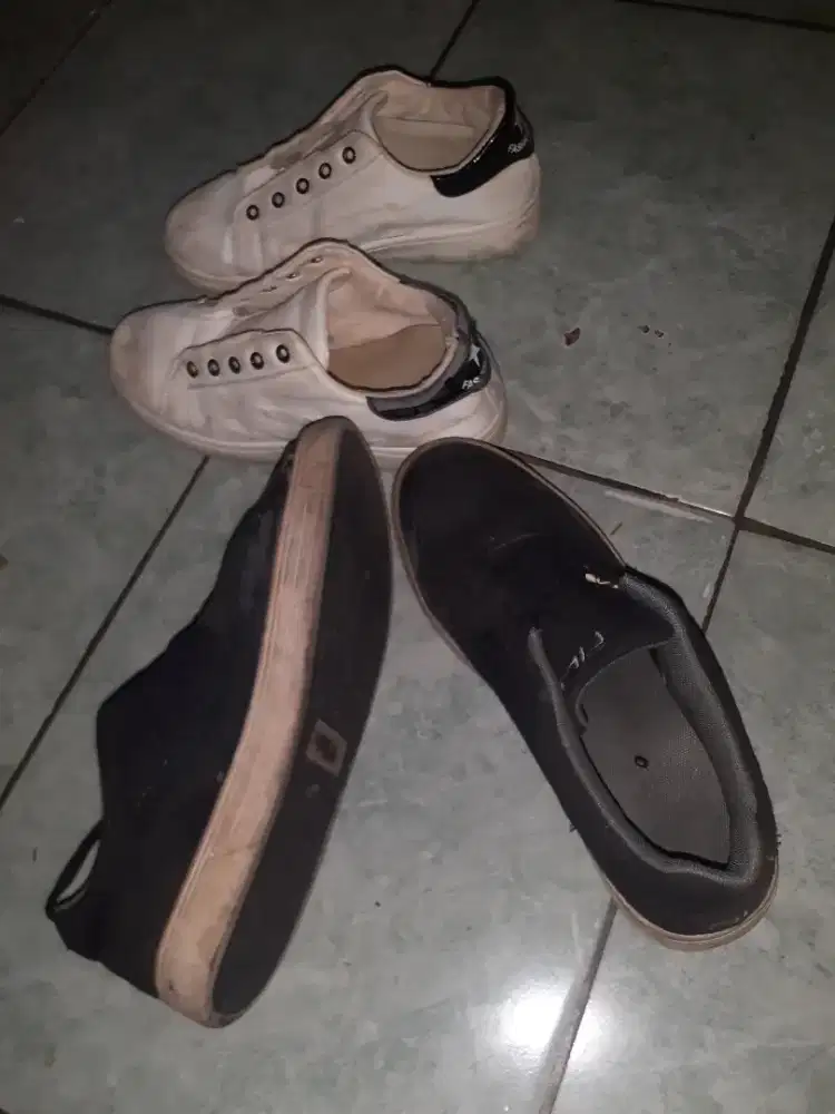 Sepatu filla ori hitam dan sepatu putih