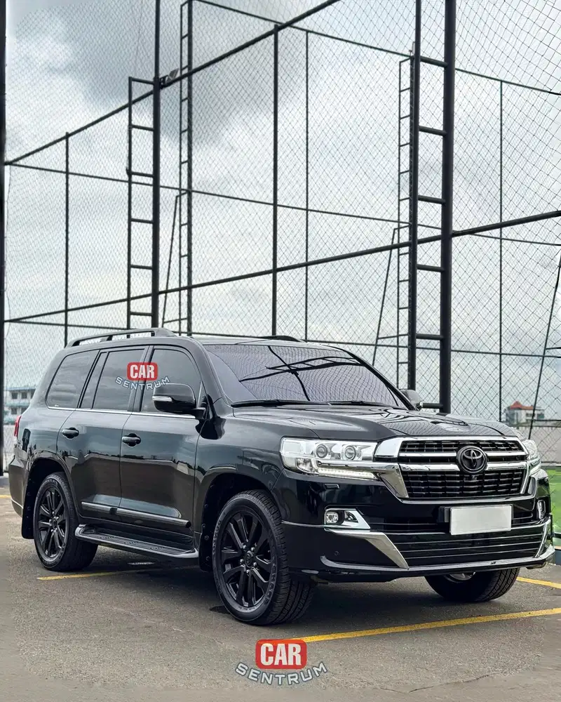 LOW KM LAND CRUISER VX-R 2017