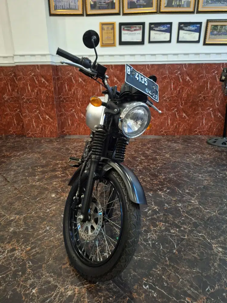 WA mba ima . Kawasaki W 175 CAFE 2018 km baru 1000an motor rawatan
