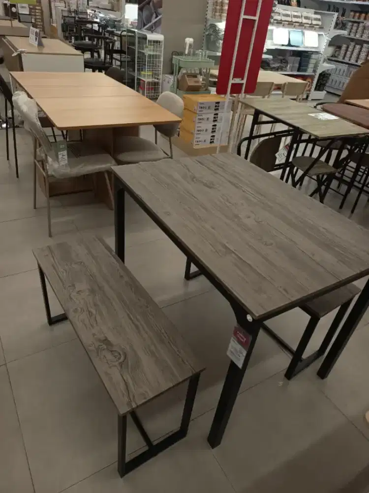 Meja makan minimalia